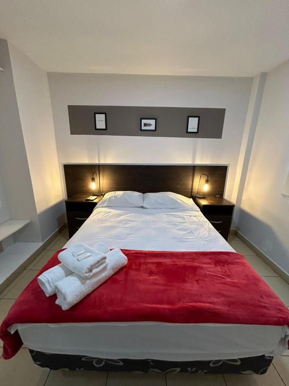 圣萨尔瓦多德朱Apartamentos El Fortín的一间卧室，有一张大床，床上有两条毛巾