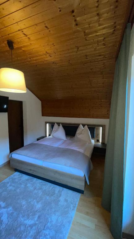 Postel nebo postele na pokoji v ubytování Ferienhaus Koch Weißbriach