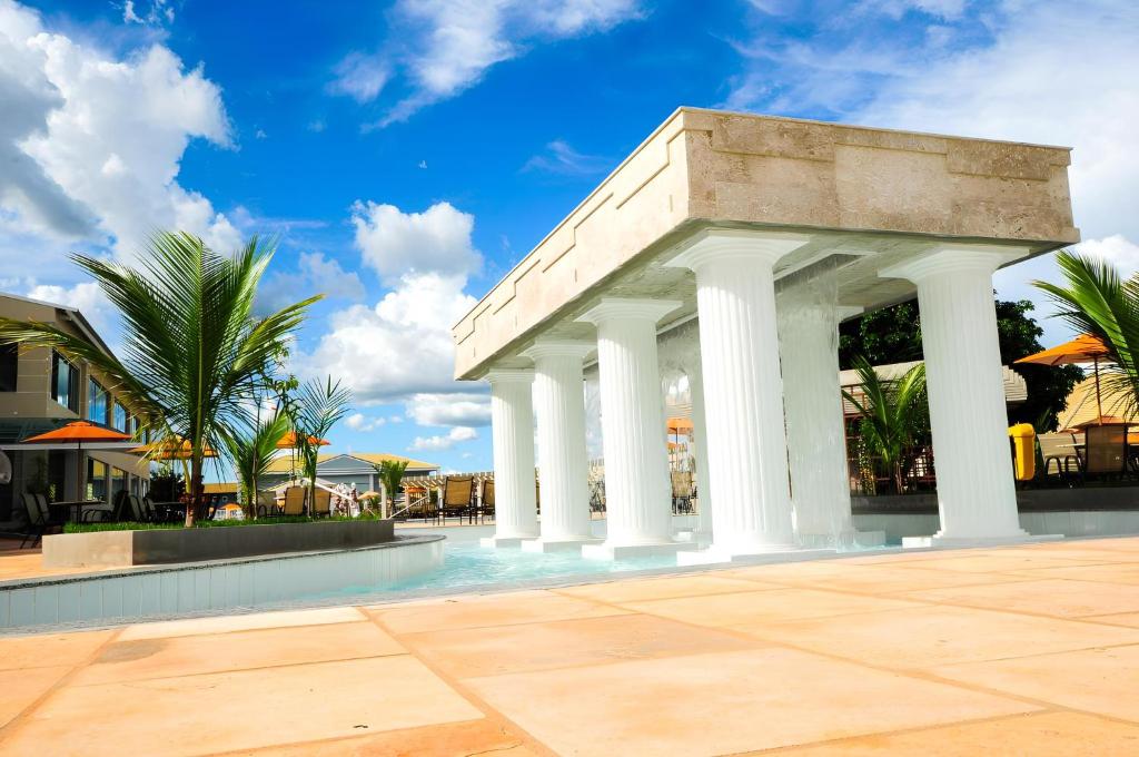 un pavillon avec colonnes à côté d'une piscine dans l'établissement dIRoma Lacqua I II III IV V, à Caldas Novas