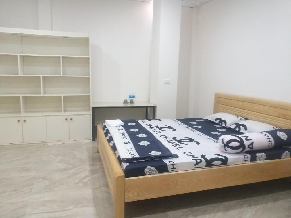 um quarto com uma cama com um edredão preto e branco em HP home & coffee em Buon Ma Thuot