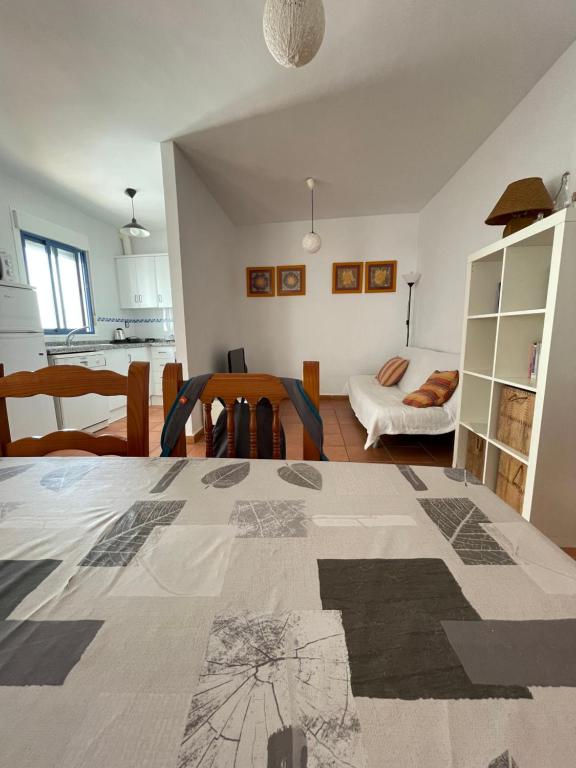 拉斯內格拉斯的住宿－La Rosada 9，厨房以及带餐桌的起居室。