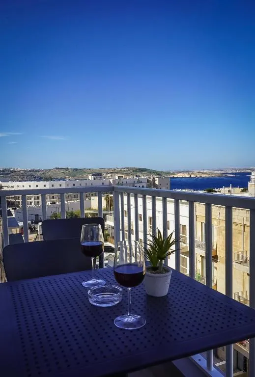 Spacious 3 bedroom central located with sea views