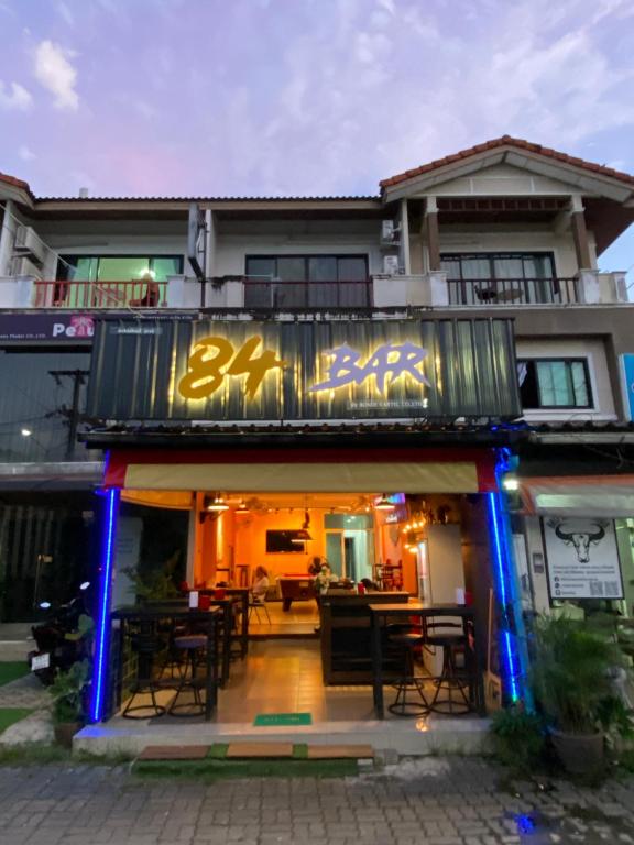 un restaurante con un cartel en el lateral de un edificio en 84 Bar & Guest House Room 3, en Ban Huai Luk (1)