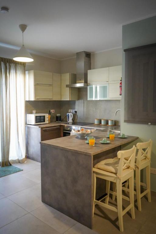 Kuchyň nebo kuchyňský kout v ubytování Comfort and Convenience flat 4 dad's court