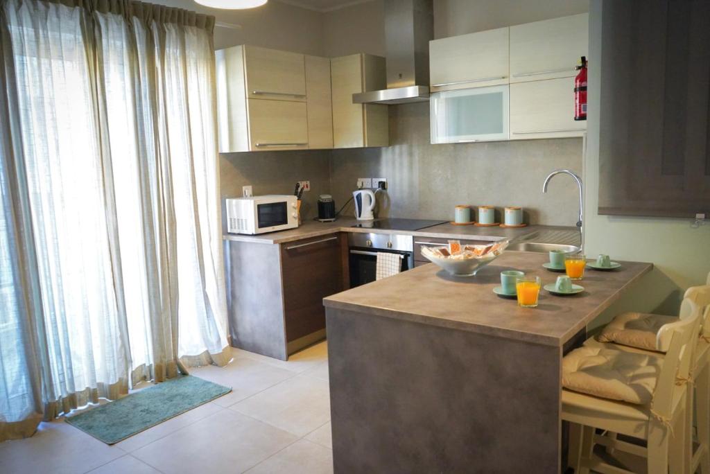 Kuchyň nebo kuchyňský kout v ubytování Comfort and Convenience flat 4 dad's court