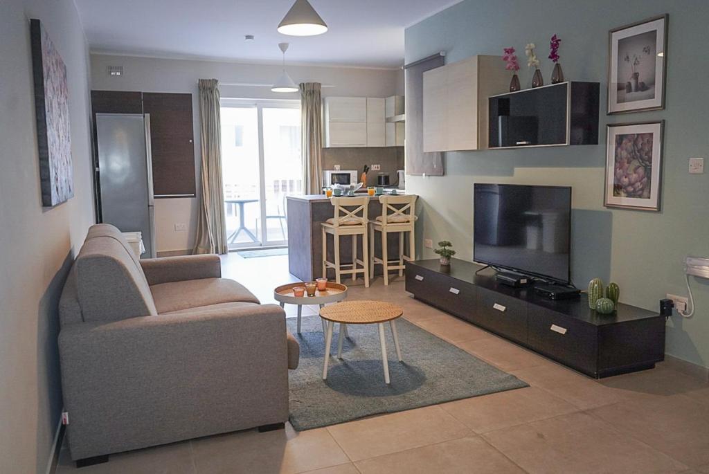 TV a/nebo společenská místnost v ubytování Comfort and Convenience flat 4 dad's court