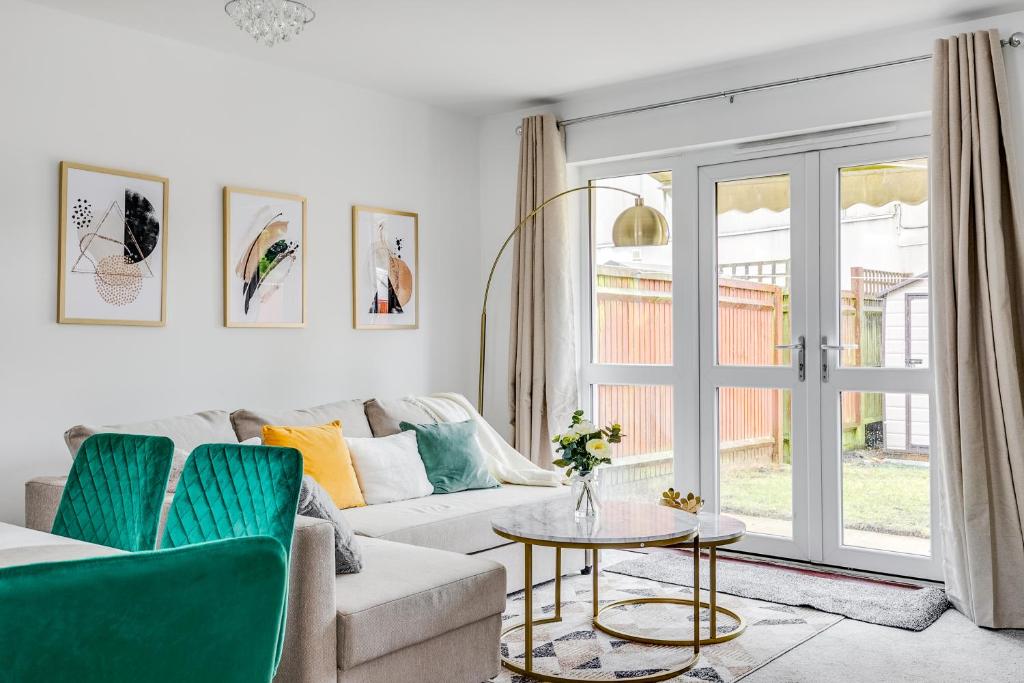Ảnh trong thư viện ảnh của Modern Living 3 bedroom Villa Luton Car parking close to Town centre Airport Birdwatching walk paths ở Luton