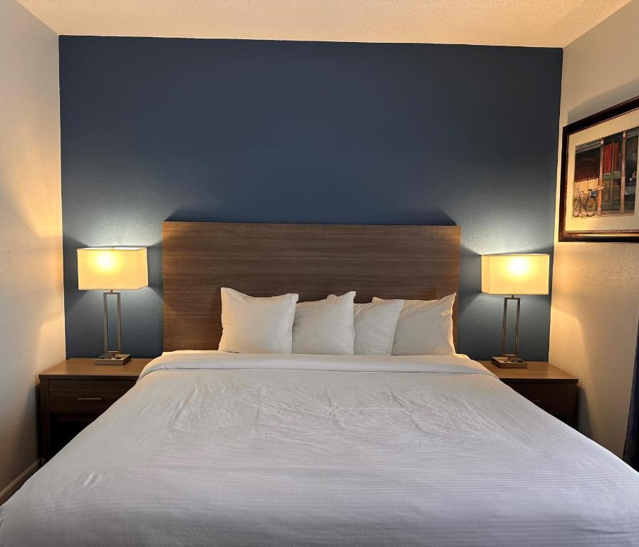 Ένα ή περισσότερα κρεβάτια σε δωμάτιο στο Baymont by Wyndham Indianapolis Northwest