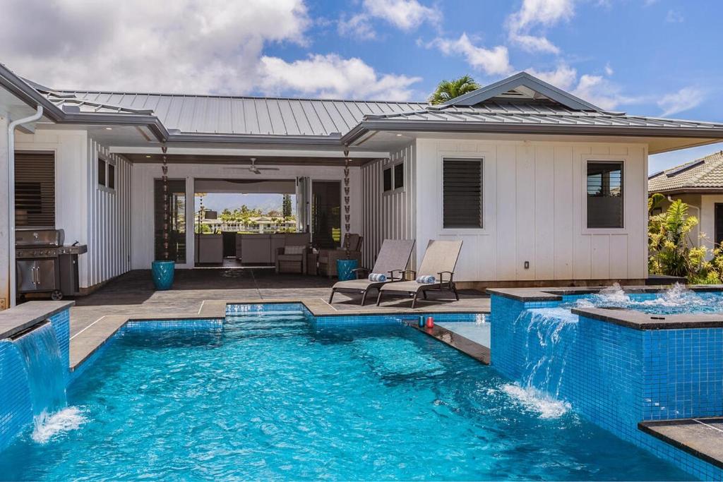 een zwembad voor een huis bij Kauai Tradewinds home in Princeville