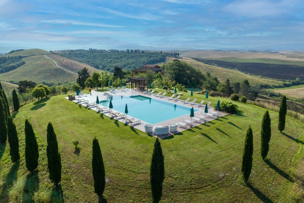 eine Luftansicht eines Anwesens mit Pool in der Unterkunft Agriturismo Pelagaccio in Peccioli