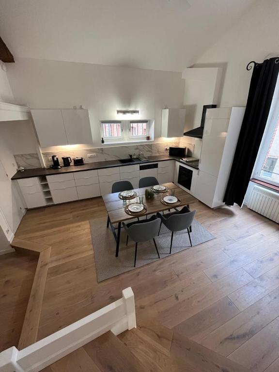 un salon avec une table et des chaises et une cuisine dans l'établissement Saint-Rome - Capitole - Climatisation - Rénové, à Toulouse
