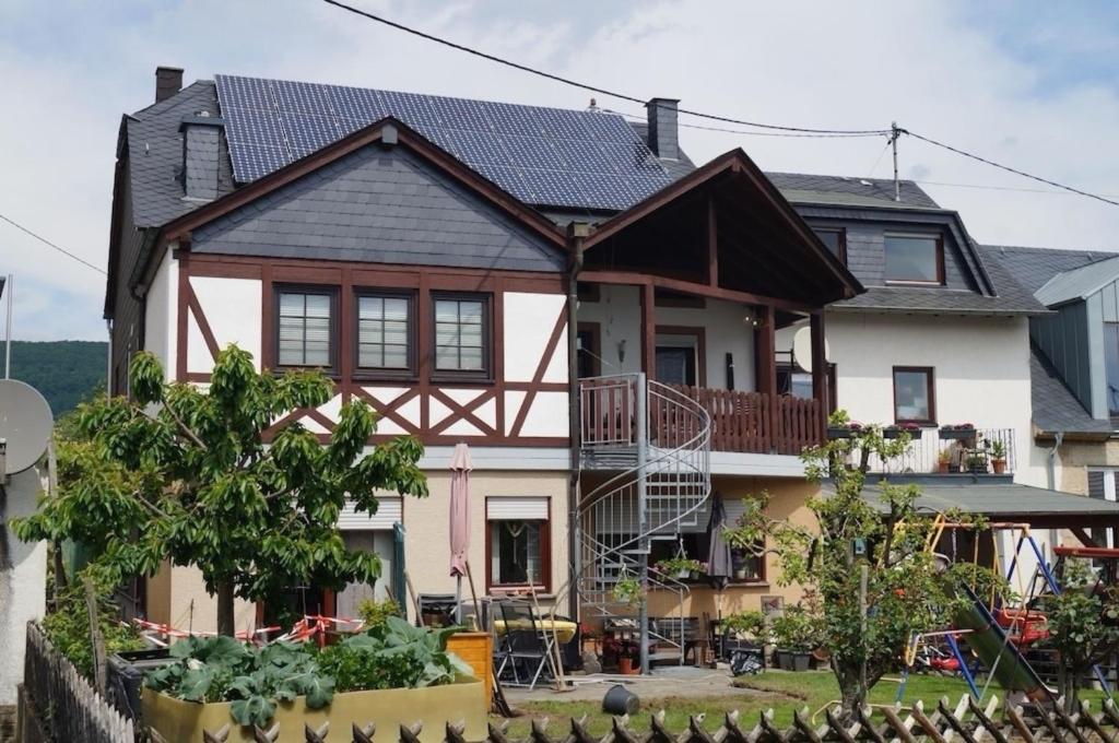 ein Haus mit schwarzem Dach in der Unterkunft Ferienwohnung Weingarten in Piesport