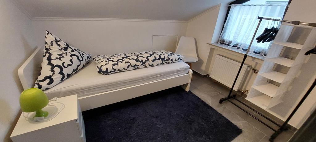 Postel nebo postele na pokoji v ubytování FeWo3& Bad Wurzach