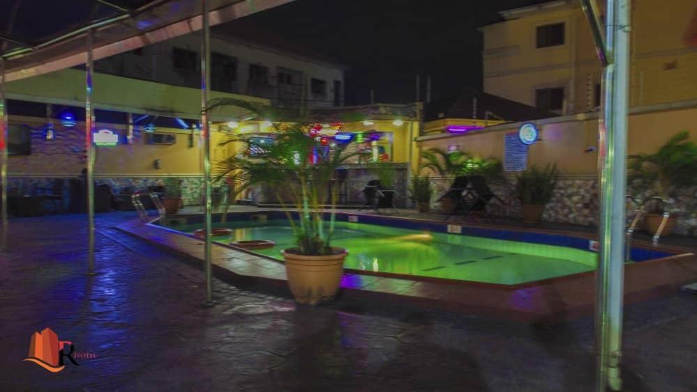 Bazén v ubytování Golden Tulip Hotel- Evergreen Port Harcourt nebo v jeho okolí