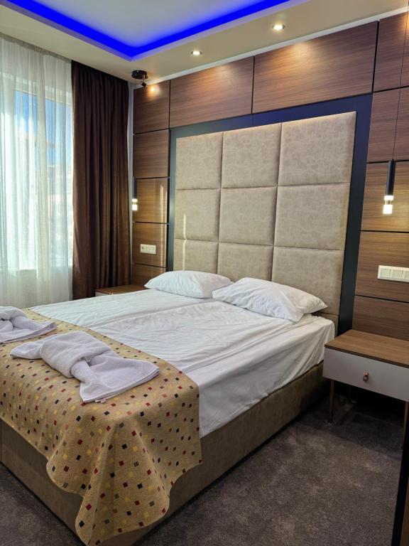 1 dormitorio con 1 cama grande en una habitación en Hotel Diamant en Dospat