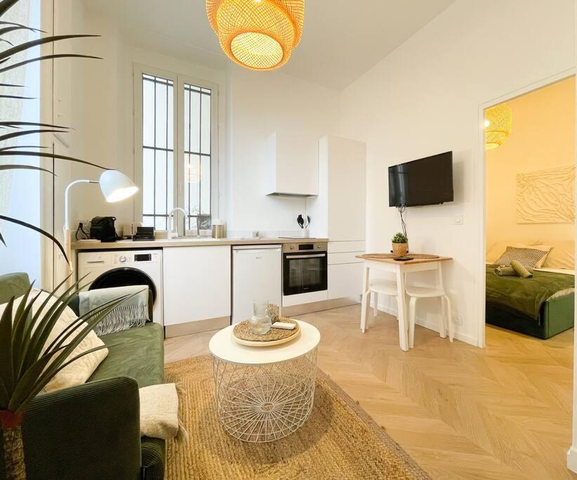 un salon avec un canapé et une table dans l'établissement Maison Berno, à Beausoleil