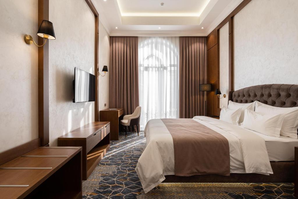 Tempat tidur dalam kamar di FrankFort Expo Hotel