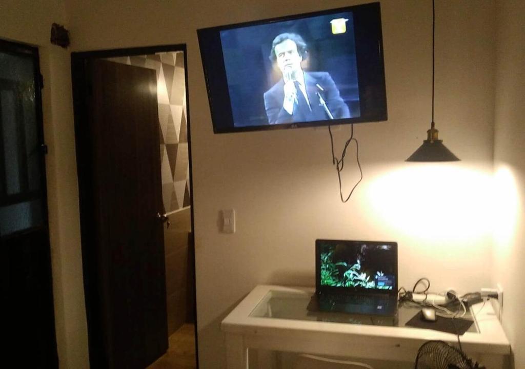 Televiisor ja/või meelelahutuskeskus majutusasutuses Casa hotel Mi Huila