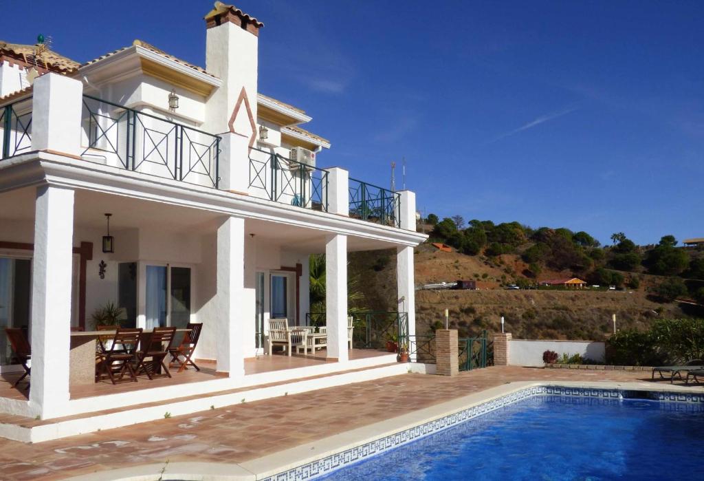 eine Villa mit einem Pool und einem Haus in der Unterkunft Selecta Casa Blanca Estepona in Estepona