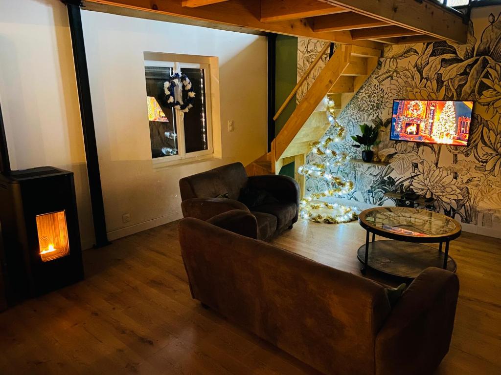 a living room with a couch and a table at Steen Home : Petite longère de charme in Boeschèpe