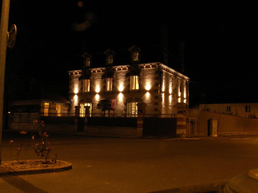 un bâtiment éclairé la nuit avec des lumières dans l'établissement Manoir François 1er, à Vitry-le-François
