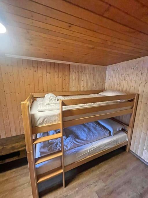 Postel nebo postele na pokoji v ubytování Cosy mountain apartment 5min walk from Gondola