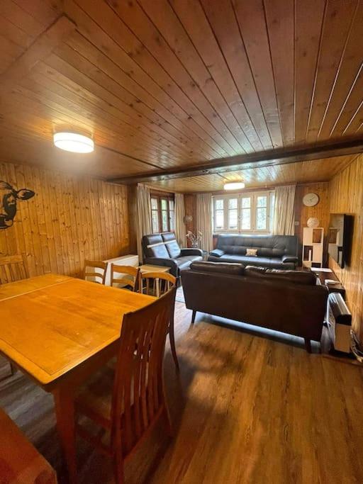 Posezení v ubytování Cosy mountain apartment 5min walk from Gondola