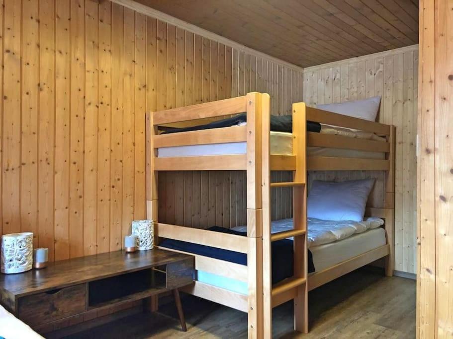 Postel nebo postele na pokoji v ubytování Cosy mountain apartment 5min walk from Gondola