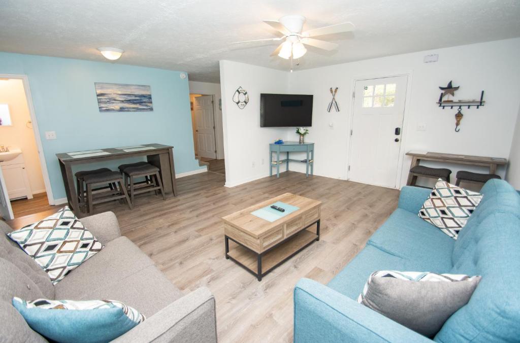 A seating area at Cresent Beach House by Palmetto Vacation Rentals