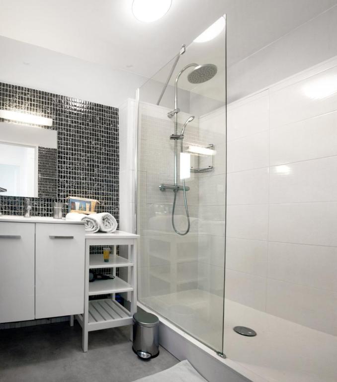 un bagno bianco con doccia e lavandino di Bayard - Centre-ville - Gare - Confortable a Tolosa