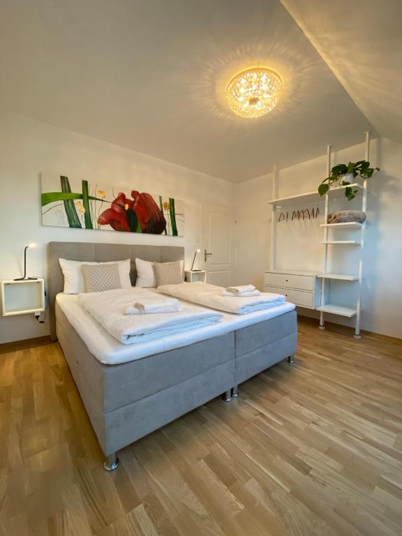 1 dormitorio con 1 cama grande en una habitación en ElegantLiving Graz, free parking en Graz