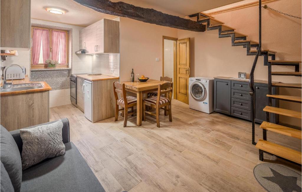cocina con mesa y cocina con escalera en Stunning Apartment In Groznjan With Wi-fi, en Grožnjan
