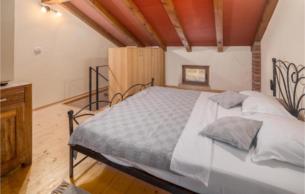 1 dormitorio con 1 cama grande en una habitación en Stunning Apartment In Groznjan With Wi-fi, en Grožnjan