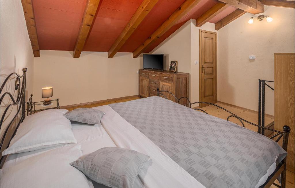 Cama o camas de una habitaci&oacute;n en Stunning Apartment In Groznjan With Wi-fi