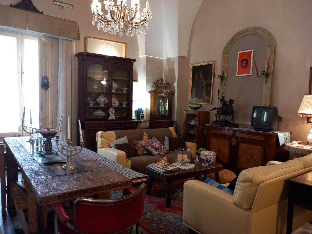 sala de estar con sofá y mesa en La casa di Donna Anna, en Squinzano