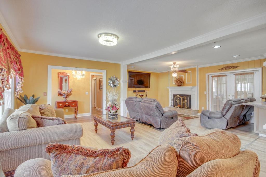 Una gran sala de estar con sofás y chimenea. en Columbia Home Rental with Hot Tub 9 Mi to UofSC!, en Columbia