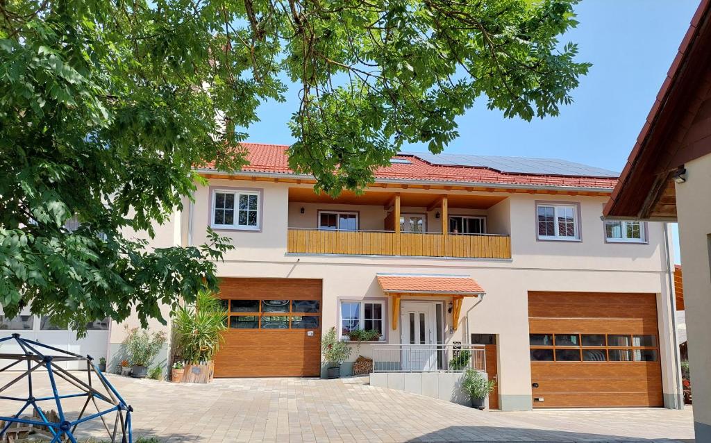 une image d'une maison avec garage dans l'établissement Ferienhaus Heerlichkeit, à Löffingen