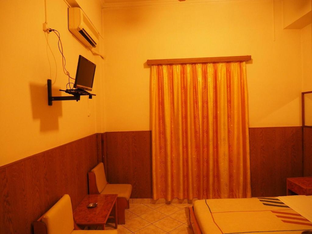 TV a/nebo společenská místnost v ubytování Aegli Hotel