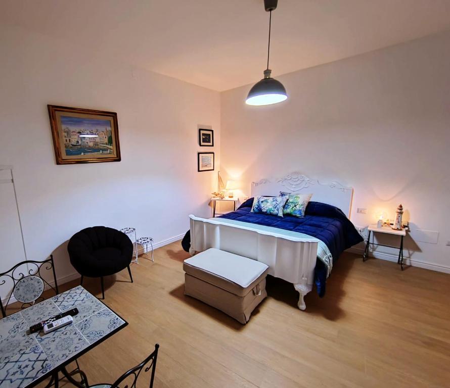 1 dormitorio con 1 cama con edredón azul en Palazzo Donnamaria, en Manfredonia