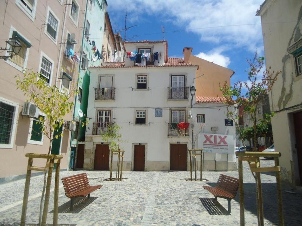 リスボンにあるCasa Da Severa Apartmentsの建物前の一団