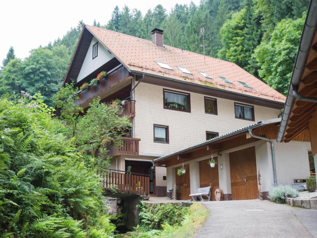 una casa grande con porche y entrada en Ferienwohnungen Lioba Huber, en Bad Peterstal-Griesbach