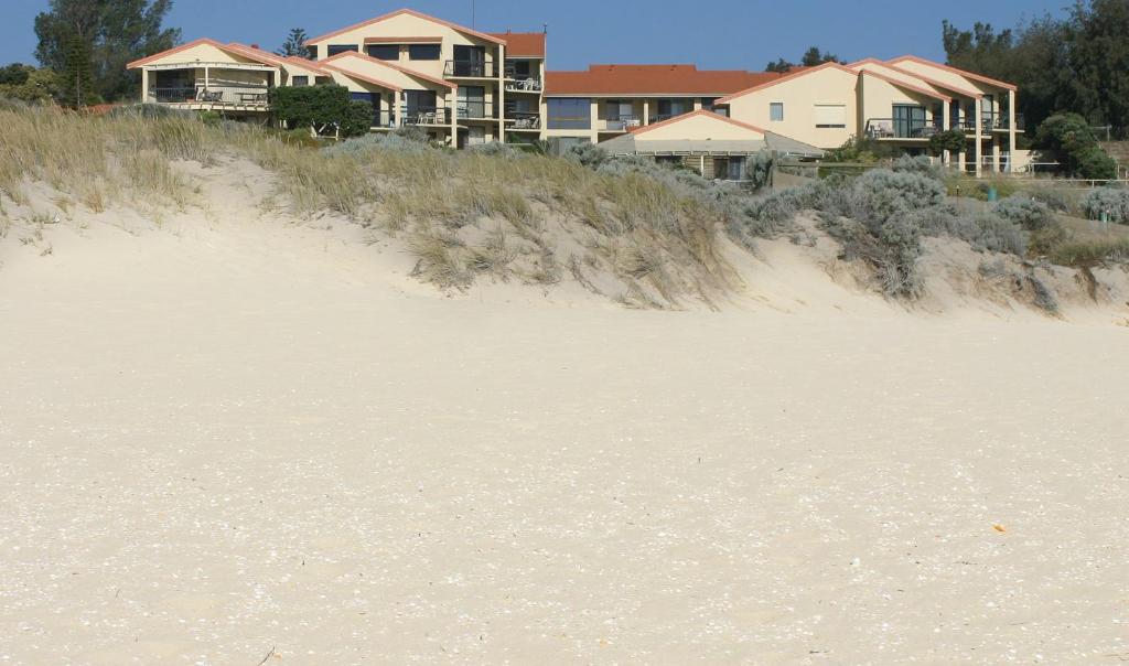 un grupo de casas en una playa de arena en Scarborough & Absolutely Beachfront en Perth