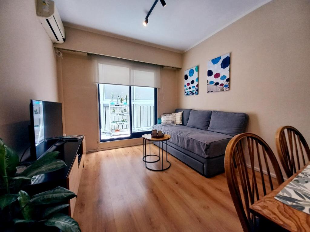 een woonkamer met een bank en een tafel bij Apart Retiro. Ubicación Ideal. in Buenos Aires