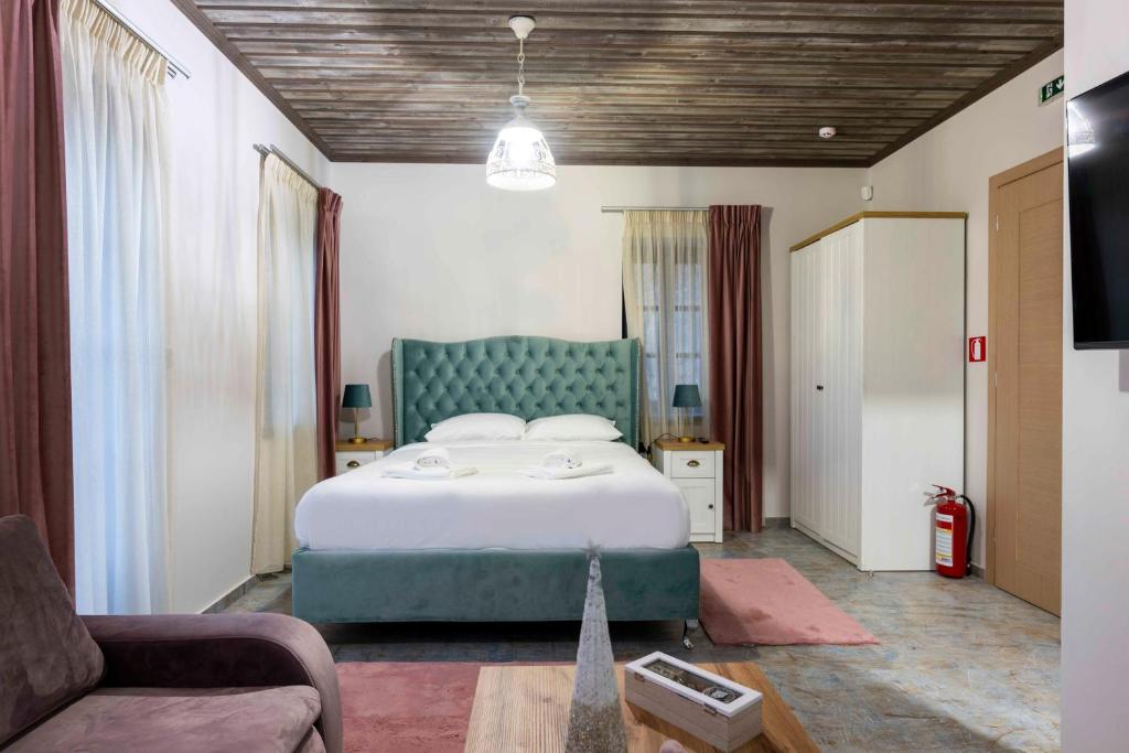 a bedroom with a large bed and a couch at The five keys in Monodendri