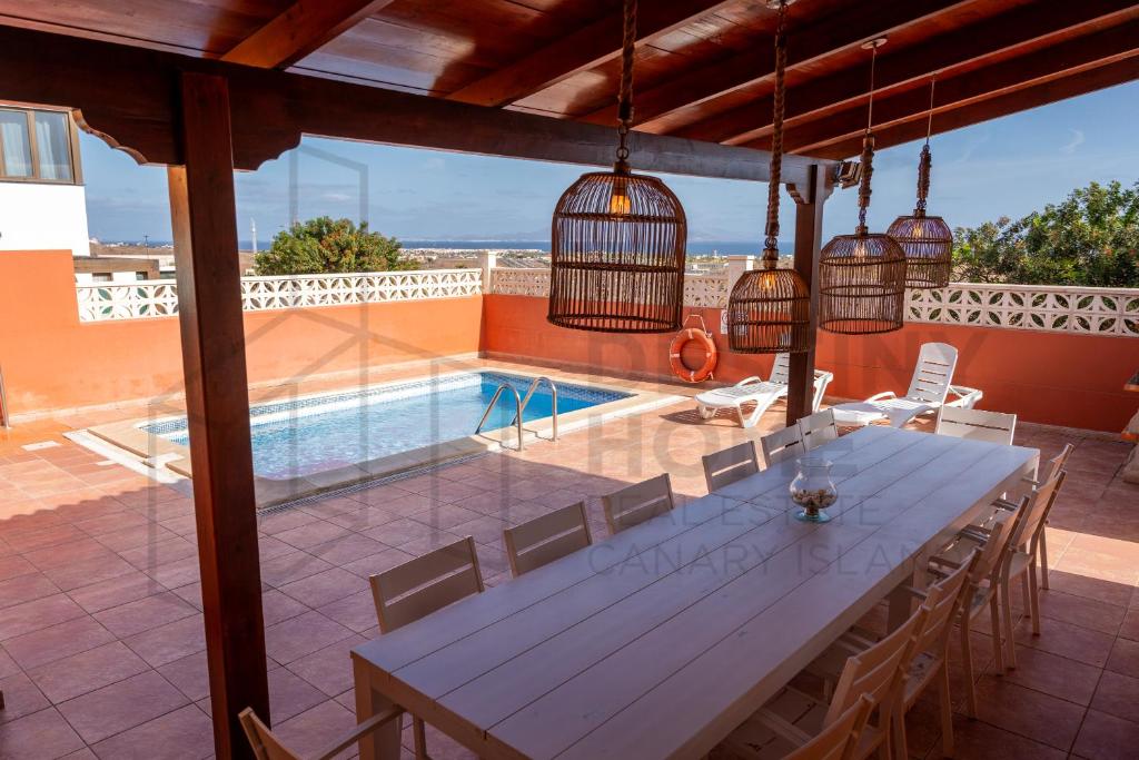 Bazén v ubytování Villa Atlantic Ocean Private Pool Corralejo By Holidays Home nebo v jeho okolí