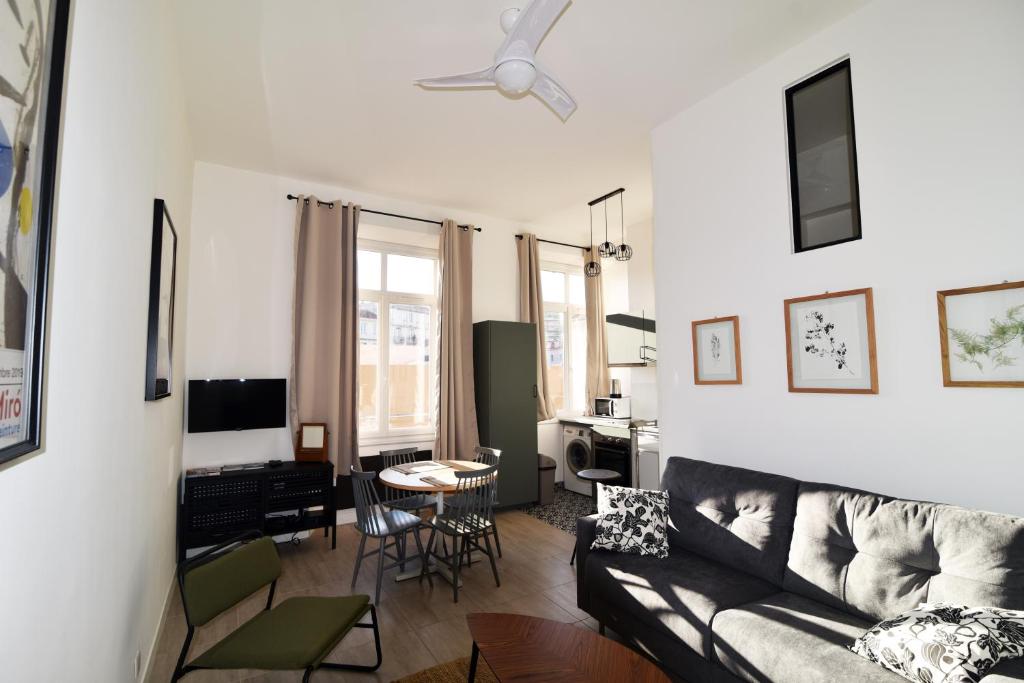 un salon avec un canapé et une table dans l'établissement Charming studio very central and calm, à Cannes