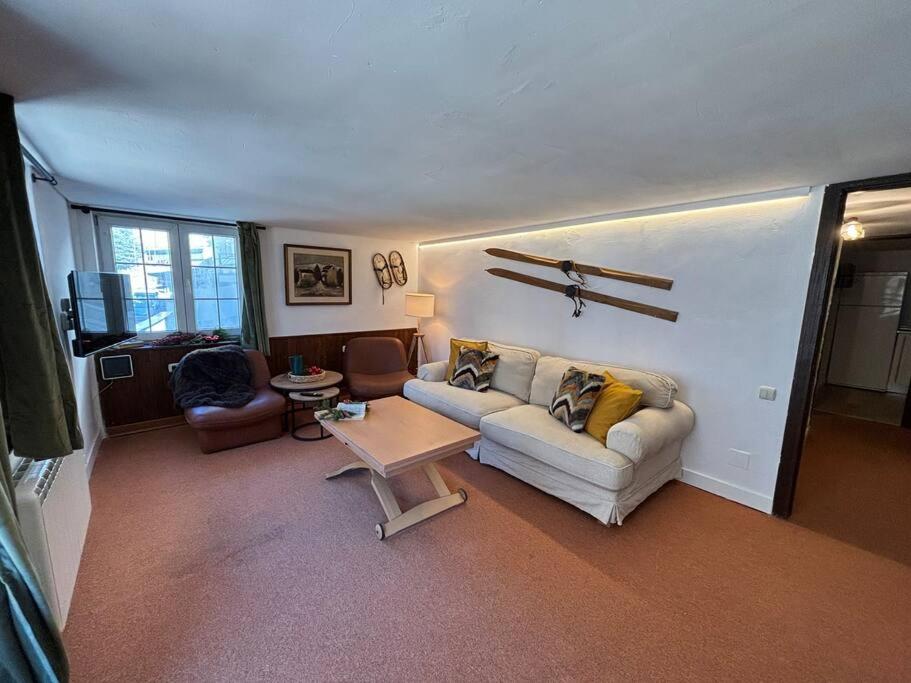 シエラネバダにあるS.N. The Holiday. Sol Y Nieve.のソファとテーブルのあるリビングルーム