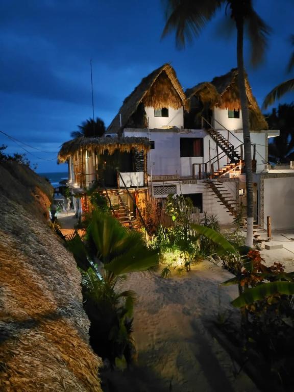 una casa en la playa por la noche en Casa Mate BeachFront HOUSES El Cuyo, en El Cuyo