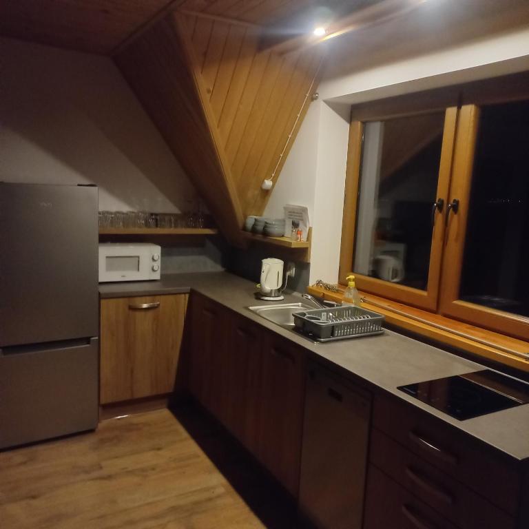 Kuchyňa alebo kuchynka v ubytovaní Tu i Teraz - domek