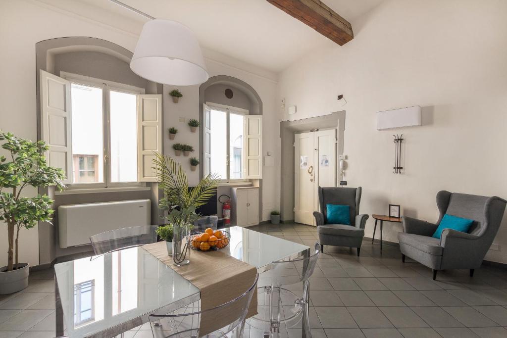 uma cozinha e sala de estar com mesa e cadeiras em Porta Rossa Dream em Florença